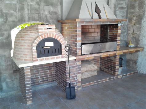 Interior de un asador tradicional con horno de leña.