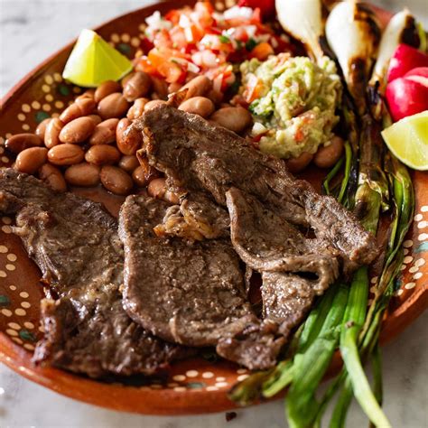 Variedad de platos de carne asada en diferentes estilos regionales.