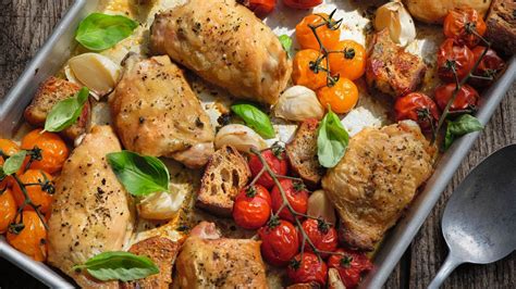 Bandeja con láminas de ajo secándose en el horno