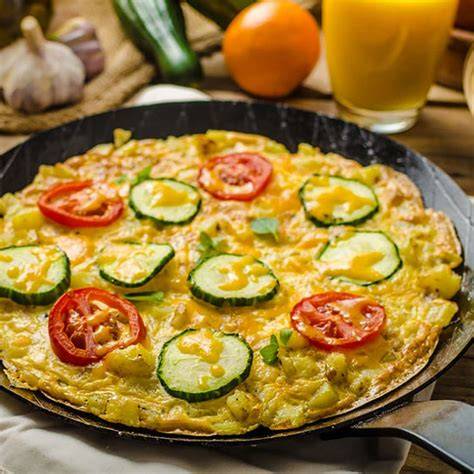 Ingredientes frescos para tortilla de calabacín y tomate