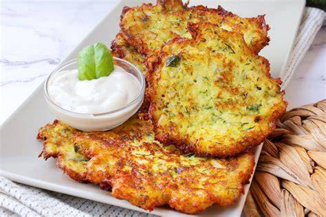 Tortillitas individuales de calabacín con tomate y queso parmesano
