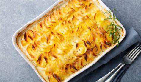 Patatas gratinadas en un molde para horno