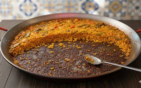 Socarrat perfecto en una paella