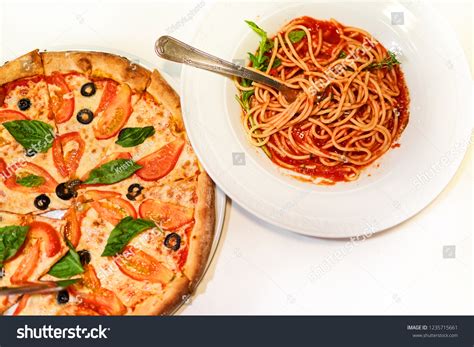 Logo de Italy Pasta con elementos de pasta y pizza