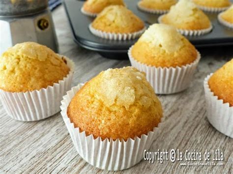 Mujer horneando magdalenas de nata y chocolate