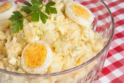 Ensalada de papa terminada con huevo duro