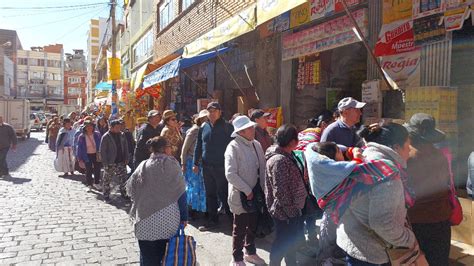 Personas haciendo fila para comprar palomitas en la calle durante la Gran Depresión