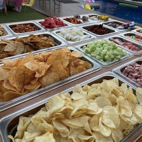 Variedad de snacks ofrecidos en un cine moderno