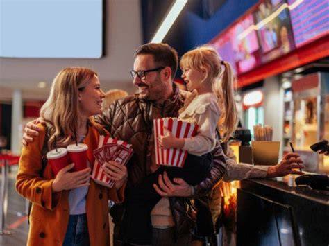 Familia compartiendo palomitas en el cine