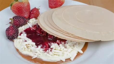 Plato con obleas decoradas con frutas frescas y crema
