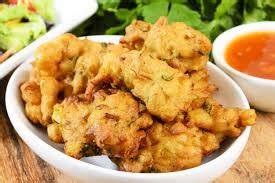 Pakoras de coliflor friéndose en aceite