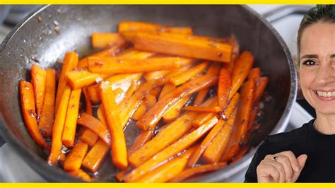 Calabaza, zanahorias y cebolletas asándose en el horno