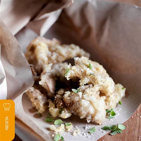 Setas rebozándose en tempura antes de freír