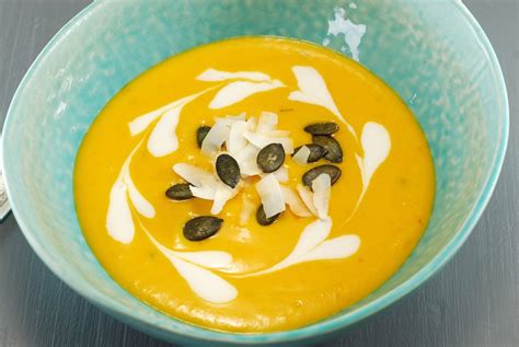 Crema de calabaza asada con guarnición de setas y perejil