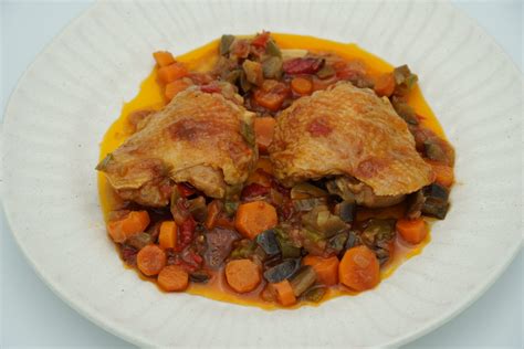 Plato de pollo guisado con calabaza y verduras