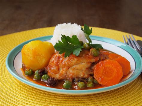 Plato servido de estofado de pollo y calabaza con perejil fresco