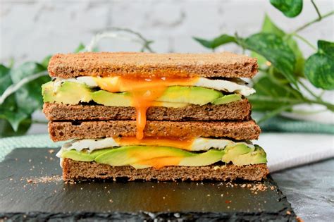 Sándwich de aguacate con huevo frito y bacon