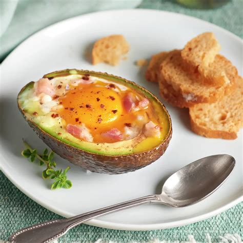 Aguacate relleno de huevo y bacon en el horno