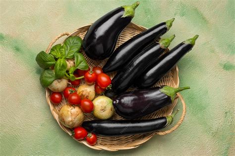 Corte transversal de berenjenas listas para cocinar