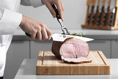 Herramientas para trinchar carne (cuchillo, tenedor trinchante, chaira, tabla)