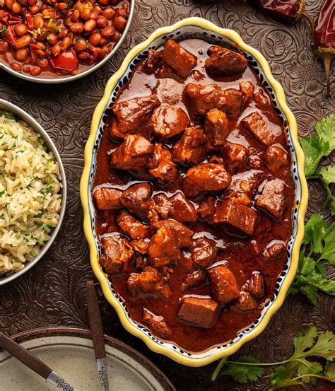 Mesa con carne guisada de boda en una celebración