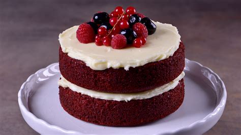 Tarta Red Velvet con cobertura de queso crema y frutos rojos