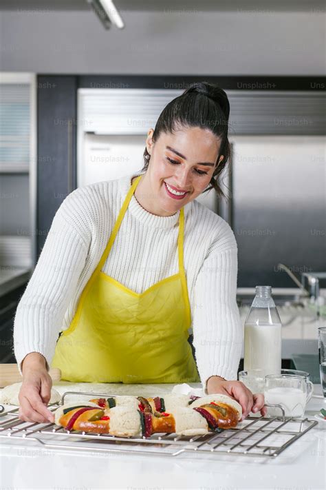 Olga Reyes horneando en su panadería La Felicidad