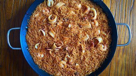 Plato de fideuá con pasta integral