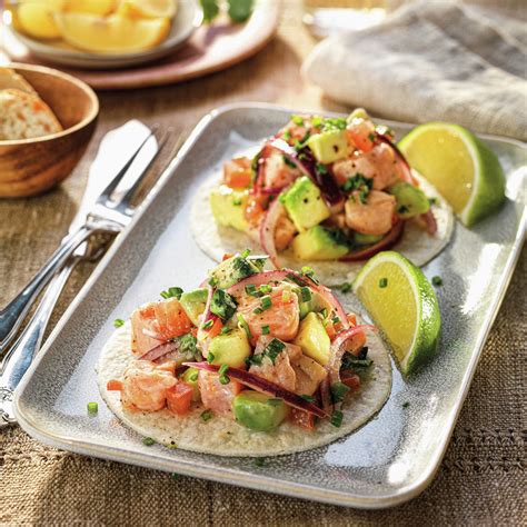 Tacos de salmón con diferentes salsas y aderezos