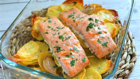 Lomo de salmón al horno con patatas y vegetales