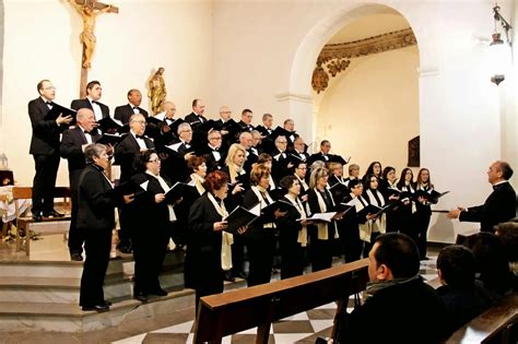 coro cantando música litúrgica en una iglesia