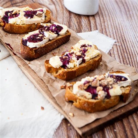 Mermelada de pimientos servida con queso y tostadas