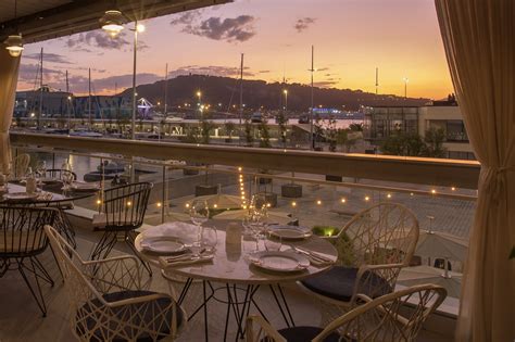 Terraza de hamburguesería con vistas al puerto
