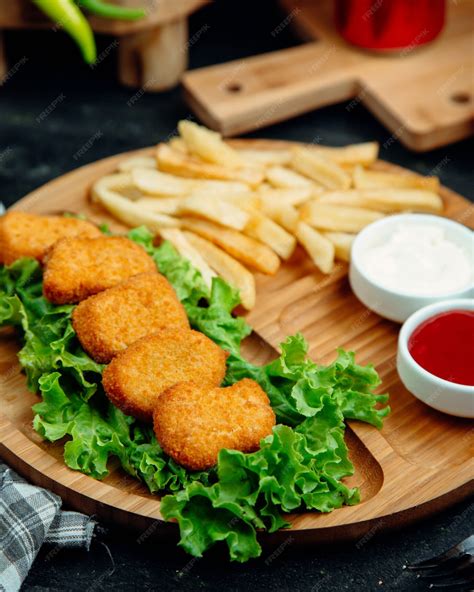 Nuggets servidos con salsa y guarnición