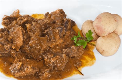 Guiso de carne de cabra canaria en un plato tradicional