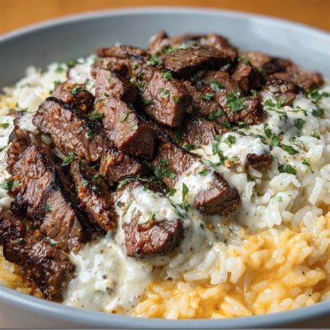 Plato de arroz blanco cremoso con tiras de pimientos asados
