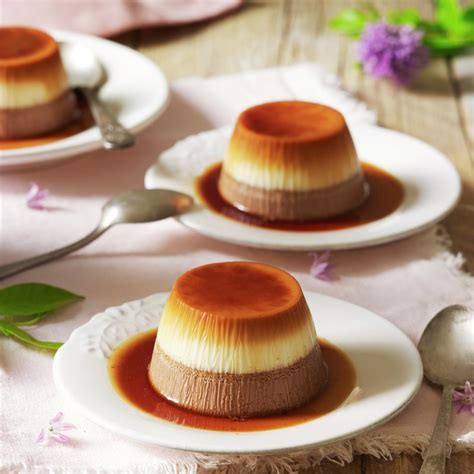 Varias opciones de presentación del flan de dos chocolates