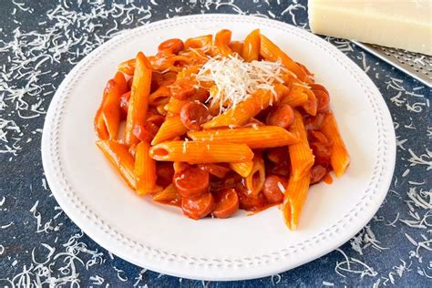 Plato de macarrones con salsa de tomate