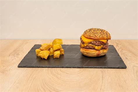 Plato de pizarra con una hamburguesa gourmet