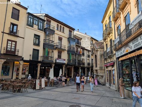 Fachada de Georgi's Cake en Plaza del Corrillo, Salamanca