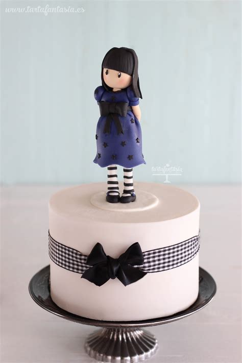 Obleas Gorjuss decorando una tarta