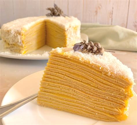 Armado de torta de panqueque con capas de crema