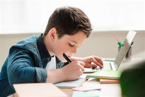 Niños concentrados en una tarea escolar