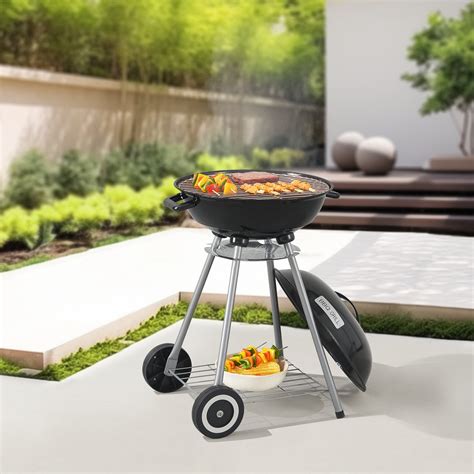 Barbacoa redonda de carbón en una terraza