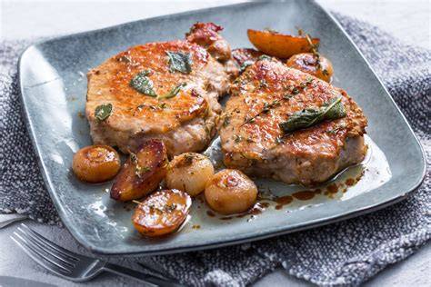 Chuletas de cerdo friéndose en sartén