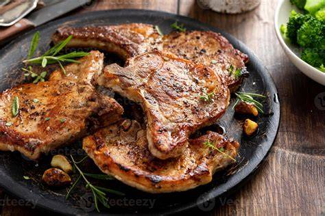 Plato de chuletas de cerdo con acompañamientos