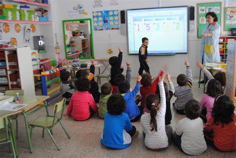 Niños de 4 años interactuando con materiales educativos en el aula