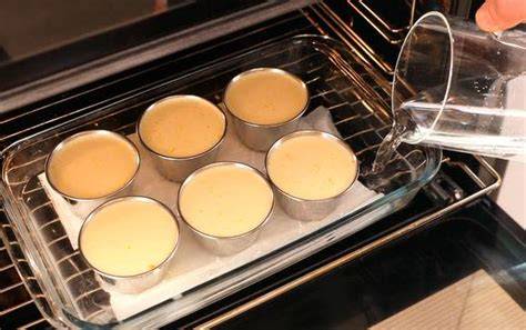 Molde con flan al baño maría en el horno