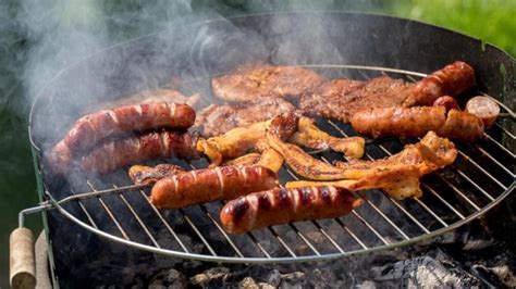 Mesa preparada con comida lista para una barbacoa
