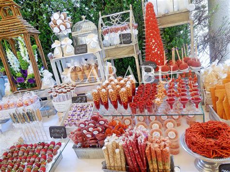 Mesa de postres reales con variedad de dulces españoles